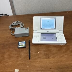 Nintendo DSi Handheld Game Console TWL-001 White Tested W/ Charger, game